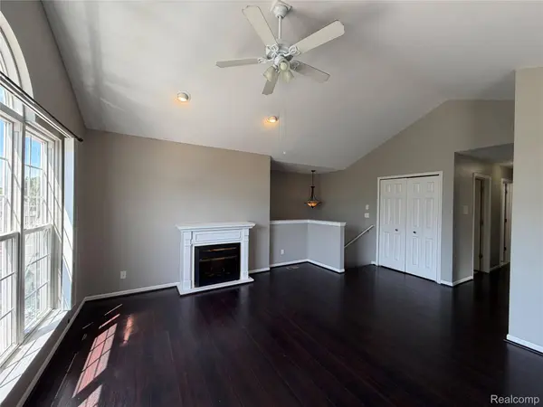 1908 FLAGSTONE CIR, Rochester, MI 48307