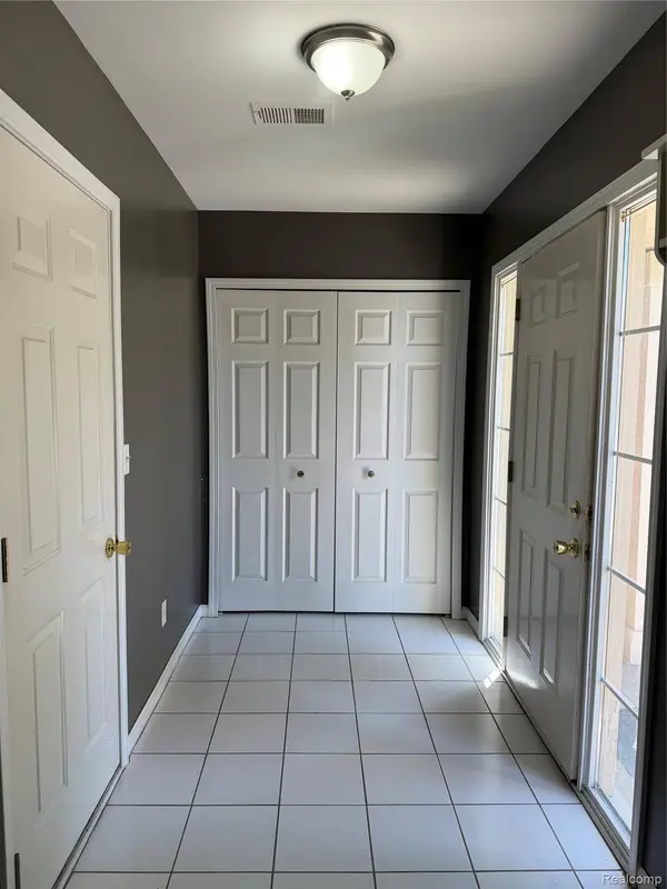 1908 FLAGSTONE CIR, Rochester, MI 48307