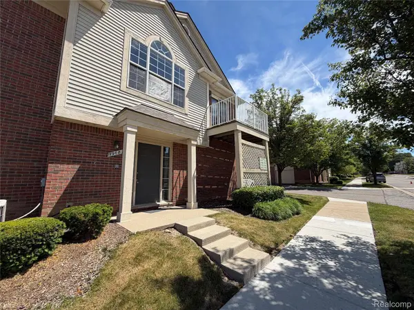 1908 FLAGSTONE CIR, Rochester, MI 48307