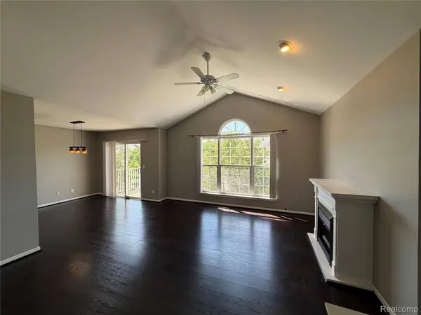 1908 FLAGSTONE CIR, Rochester, MI 48307