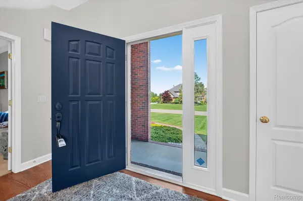 3804 Elk DR, Oakland Charter Township, MI 48306
