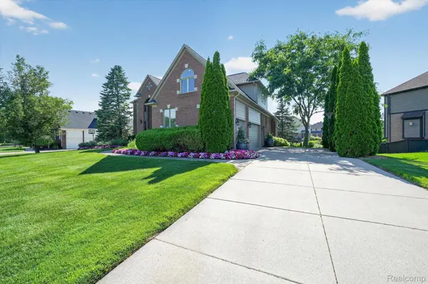 3804 Elk DR, Oakland Charter Township, MI 48306