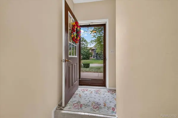 2321 London Bridge Dr DR #22, Rochester Hills, MI 48307