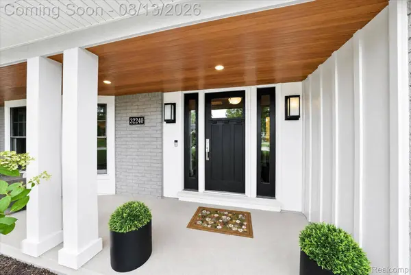 32240 Robinhood DR, Beverly Hills Village, MI 48025