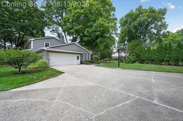 32240 Robinhood DR, Beverly Hills Village, MI 48025