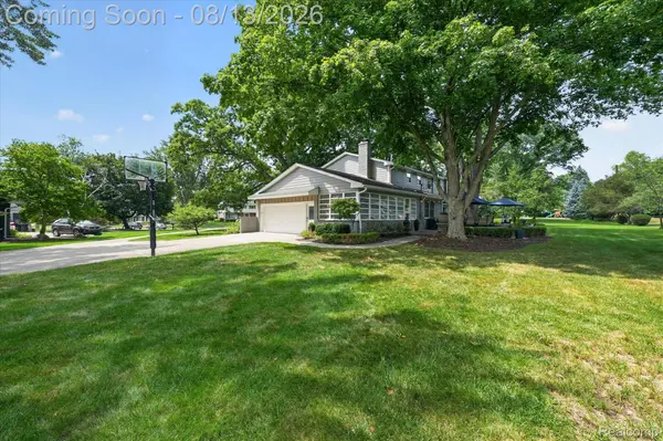 32240 Robinhood DR, Beverly Hills Village, MI 48025