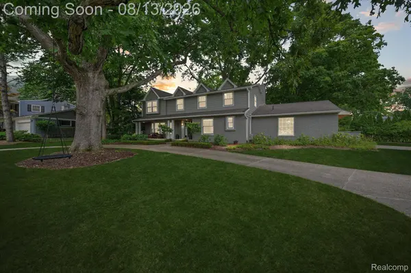 32240 Robinhood DR, Beverly Hills Village, MI 48025