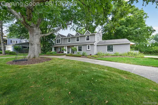 32240 Robinhood DR, Beverly Hills Village, MI 48025