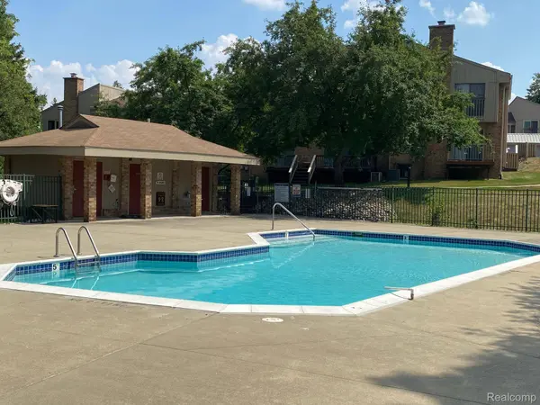 629 Oakbrook #18, Rochester Hills, MI 48307