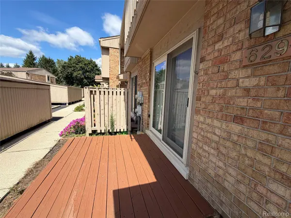 629 Oakbrook #18, Rochester Hills, MI 48307