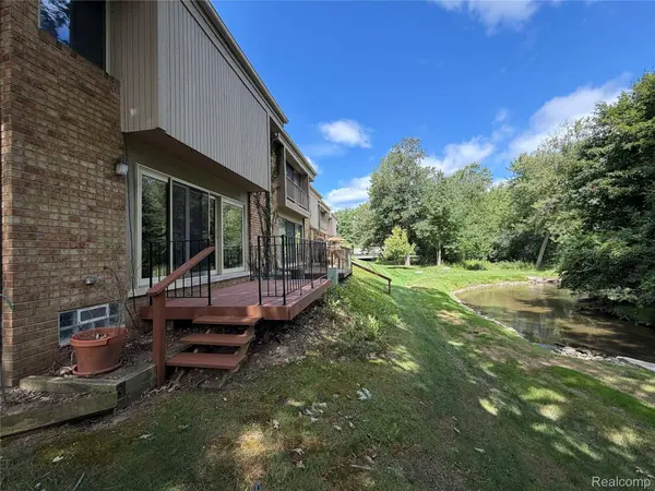 629 Oakbrook #18, Rochester Hills, MI 48307