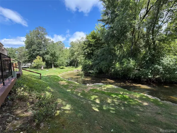 629 Oakbrook #18, Rochester Hills, MI 48307