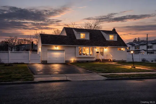 6 Maple LN, Massapequa Park, NY 11762