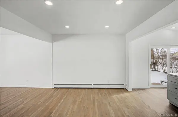 6 Maple LN, Massapequa Park, NY 11762