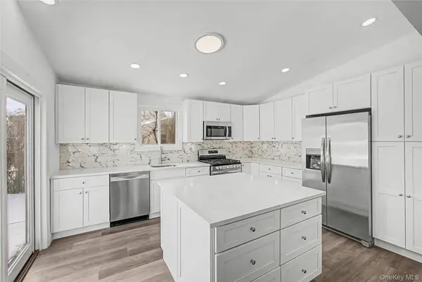 6 Maple LN, Massapequa Park, NY 11762