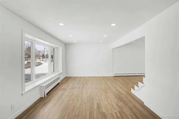 6 Maple LN, Massapequa Park, NY 11762