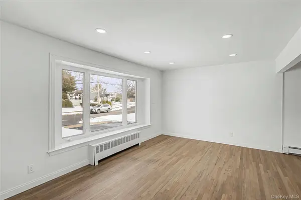 6 Maple LN, Massapequa Park, NY 11762