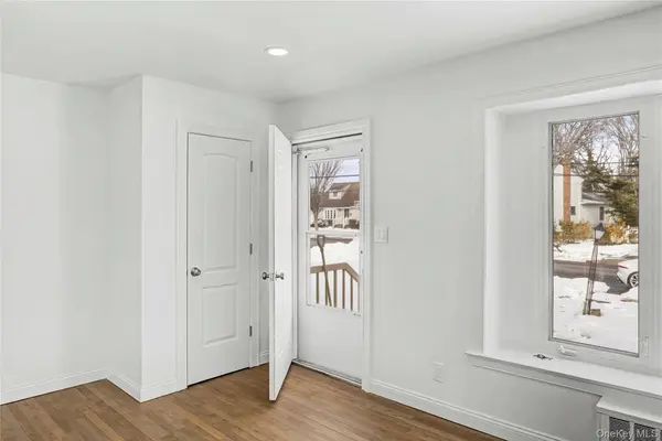 6 Maple LN, Massapequa Park, NY 11762