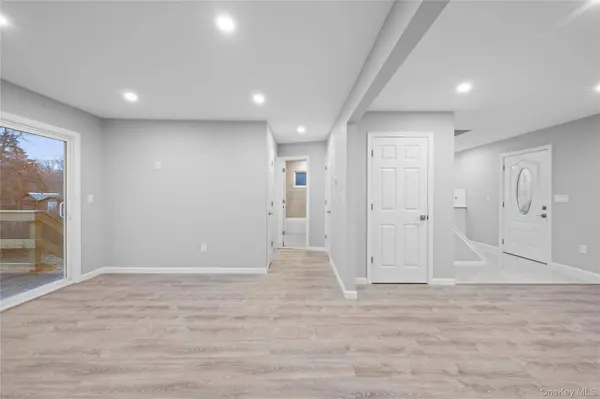 6 Grand Haven CT, Commack, NY 11725