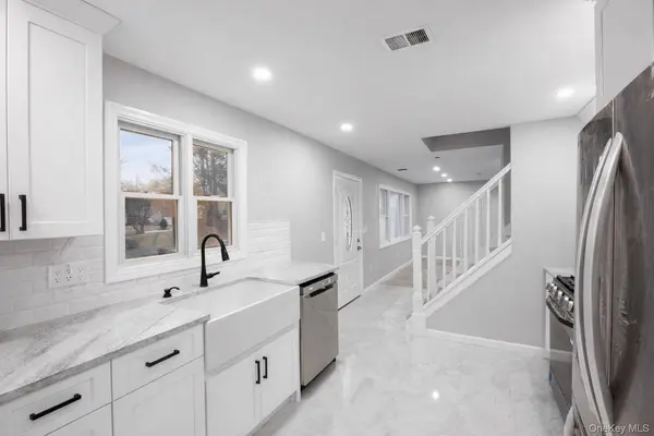 6 Grand Haven CT, Commack, NY 11725