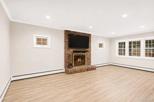 34 Hedge LN, Westbury, NY 11590