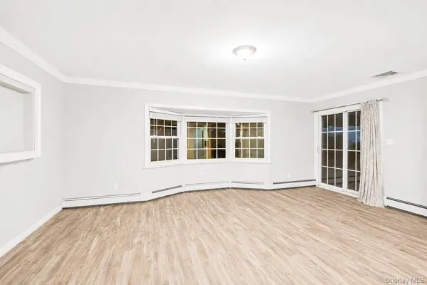 34 Hedge LN, Westbury, NY 11590