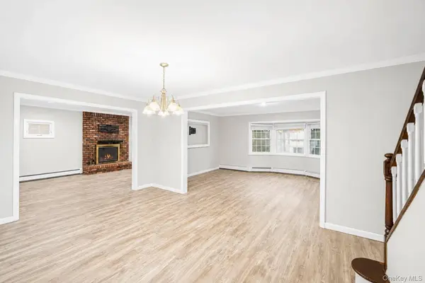 34 Hedge LN, Westbury, NY 11590
