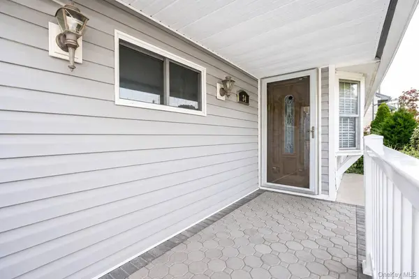 34 Hedge LN, Westbury, NY 11590