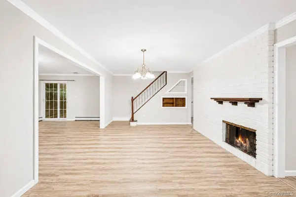 34 Hedge LN, Westbury, NY 11590