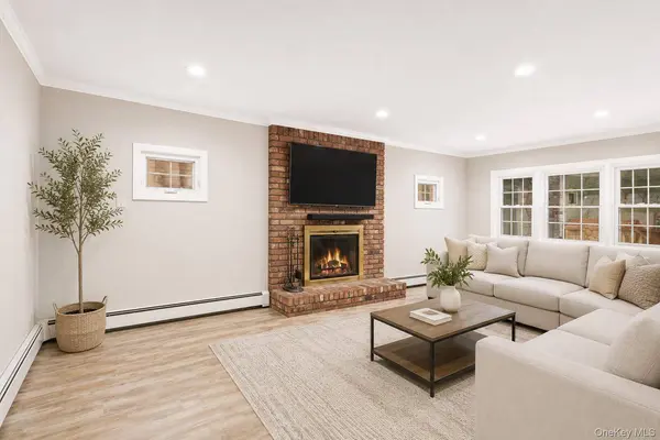 34 Hedge LN, Westbury, NY 11590