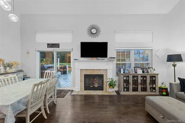 1 Pidgeon CT, Manorville, NY 11949