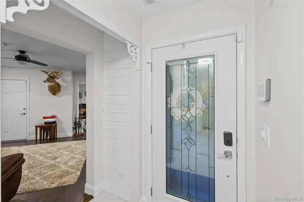 1 Pidgeon CT, Manorville, NY 11949