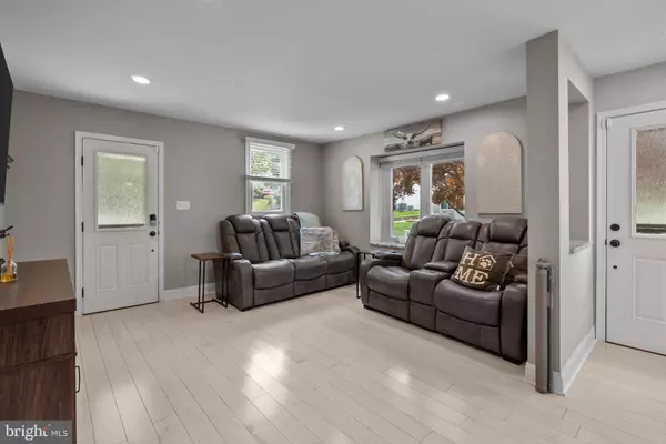 2715 IVY LN, Glenside, PA 19038