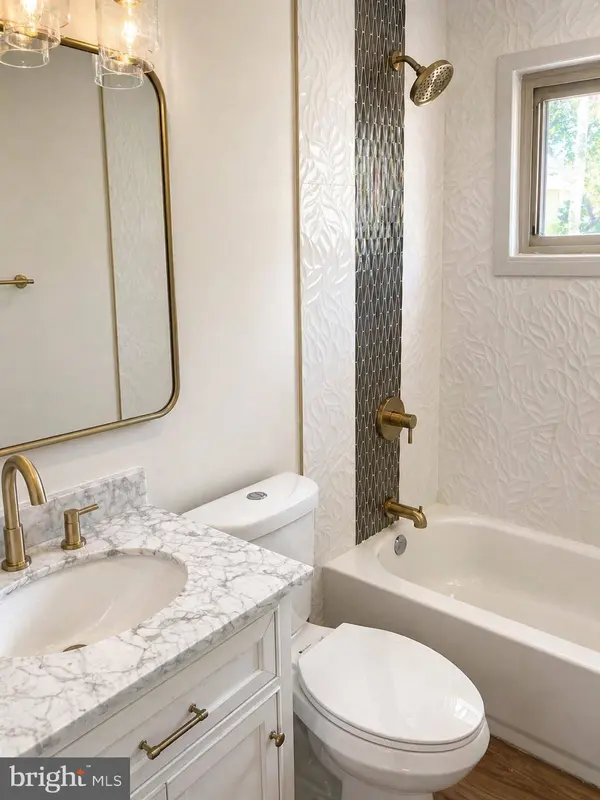 204 KENWOOD DR S, Levittown, PA 19055