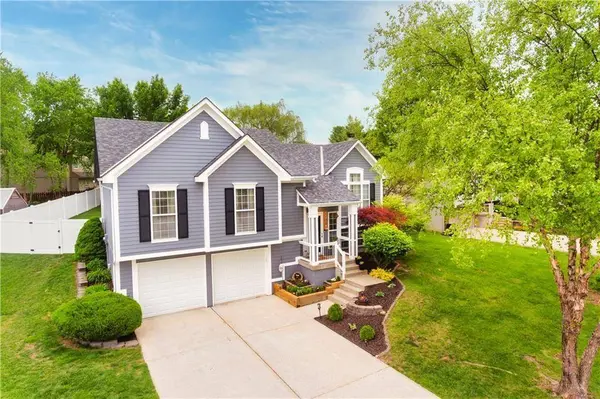 1108 NE COLLEEN DR, Lee's Summit, MO 64086