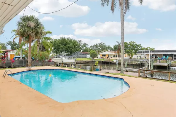 8706 ELMWOOD LN, Tampa, FL 33615