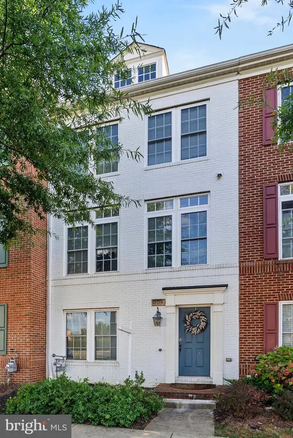 904 W GLEBE RD, Alexandria, VA 22305