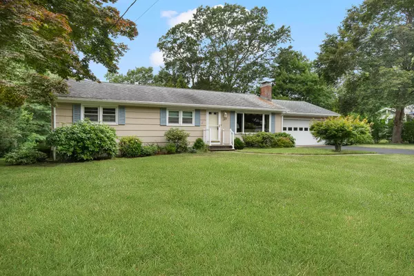 185 Sunnybrook Dr, North Kingstown, RI 02852-1538