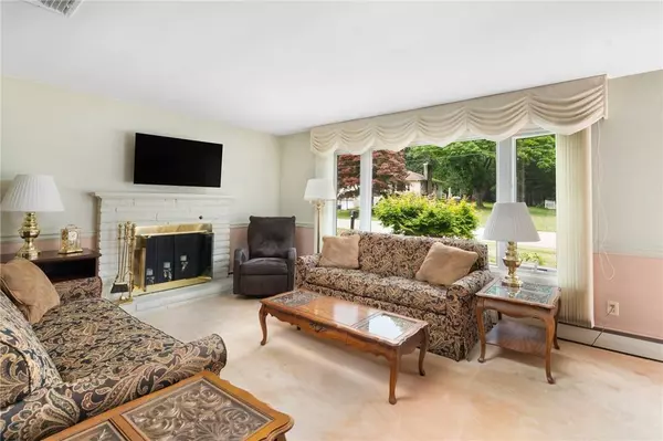 185 Sunnybrook DR, North Kingstown, RI 02852