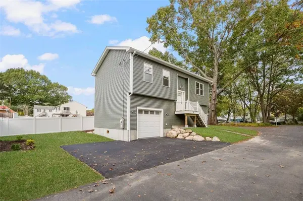 8 North Shore ST, Warwick, RI 02889