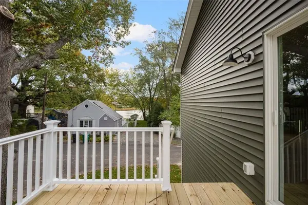 8 North Shore ST, Warwick, RI 02889