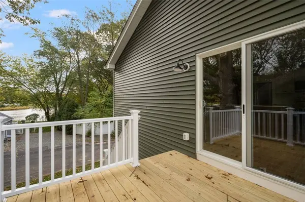 8 North Shore ST, Warwick, RI 02889
