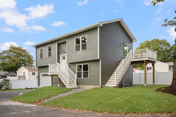 8 North Shore ST, Warwick, RI 02889