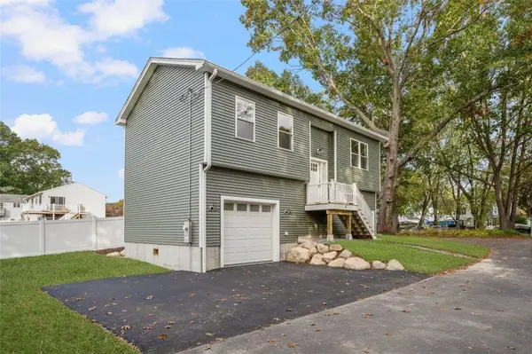 8 North Shore ST, Warwick, RI 02889