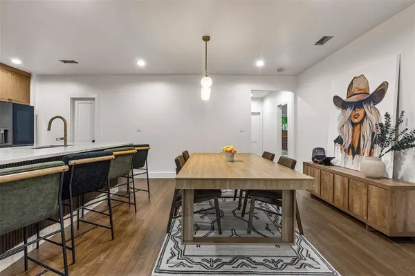 422 S Montreal Avenue, Dallas, TX 75208