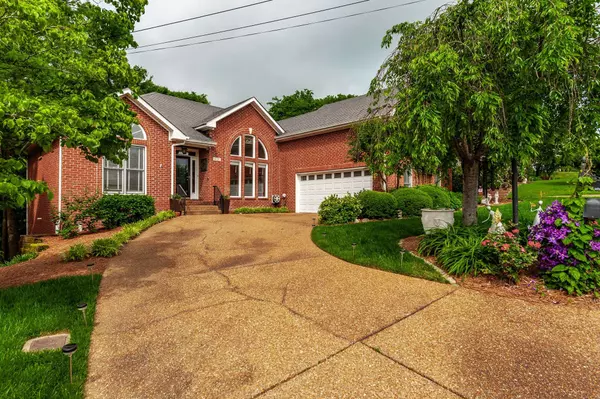 6737 Autumnwood Dr, Nashville, TN 37221