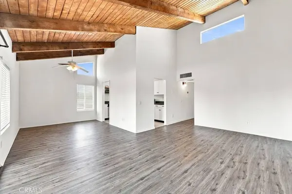 18350 Hatteras #211, Tarzana, CA 91356