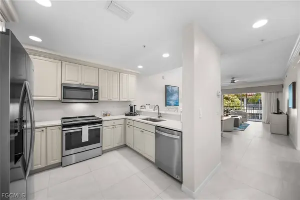 221 9th ST S #313, Naples, FL 34102