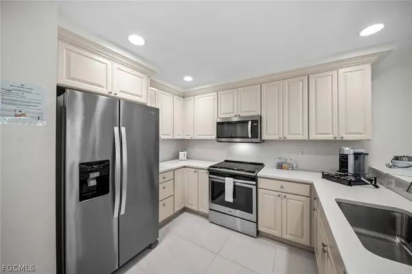 221 9th ST S #313, Naples, FL 34102