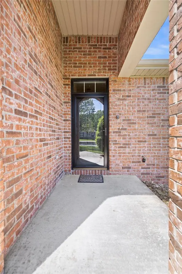 63 Highland Pkwy, Bella Vista, AR 72715